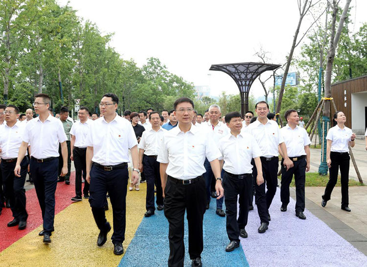司董事長(zhǎng)歐陽雁陪同全體領(lǐng)導(dǎo)及嘉賓參觀視察善卷紀(jì)念公園